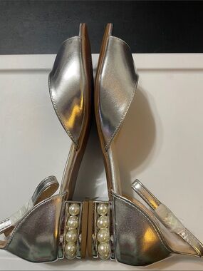 Dunion Silver open toe sling back pearl like design in heel, Sz. 8.5 NWT Unique